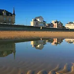 度假居 Chant Des Mouettes Maison Renovee Spacieuse Confort Grand Jardin Belle Terrasse Amenagee Parking 8 Personnes 4 Sdb 5 Wc A 10 Mn A Pied De La En Bessin Tous Commerces Restaurants Proche Omaha 贝桑于潘港
