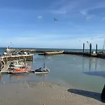 Chant Des Mouettes Maison Renovee Spacieuse Confort Grand Jardin Belle Terrasse Amenagee Parking 8 Personnes 4 Sdb 5 Wc A 10 Mn A Pied De La En Bessin Tous Commerces Restaurants Proche Omaha 度假居 *