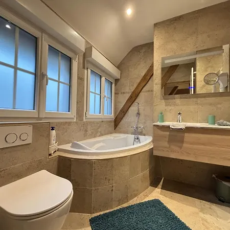 Chant Des Mouettes Maison Renovee Spacieuse Confort Grand Jardin Terrasse Parking 8 Personnes 4 Sdb 5 Wc A 10 Mn A Pied De La En Bessin Tous Commerces Restaurants Proche Omaha Holiday home