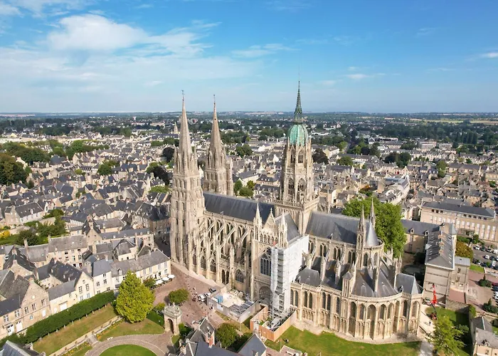 Chant Des Mouettes Maison Renovee Spacieuse Confort Grand Jardin Belle Terrasse Amenagee Parking 8 Personnes 4 Sdb 5 Wc A 10 Mn A Pied De La En Bessin Tous Commerces Restaurants Proche Omaha