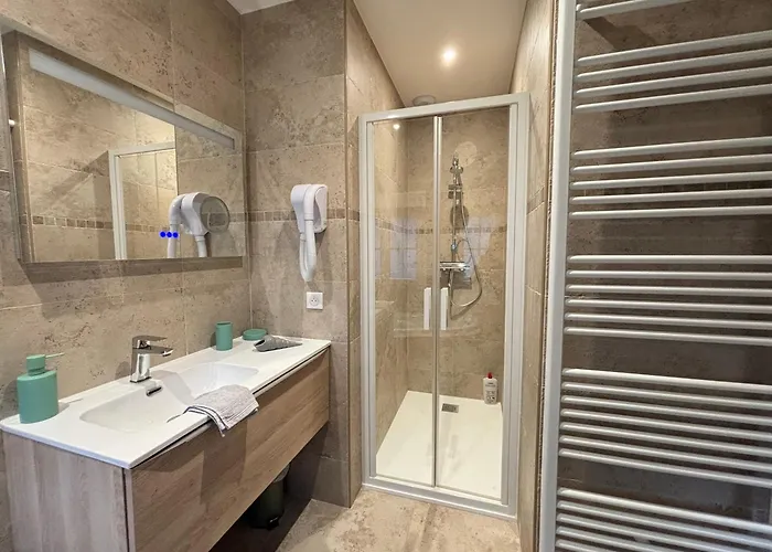 Chant Des Mouettes Maison Renovee Spacieuse Confort Grand Jardin Belle Terrasse Amenagee Parking 8 Personnes 4 Sdb 5 Wc A 10 Mn A Pied De La En Bessin Tous Commerces Restaurants Proche Omaha بيت للعطل *