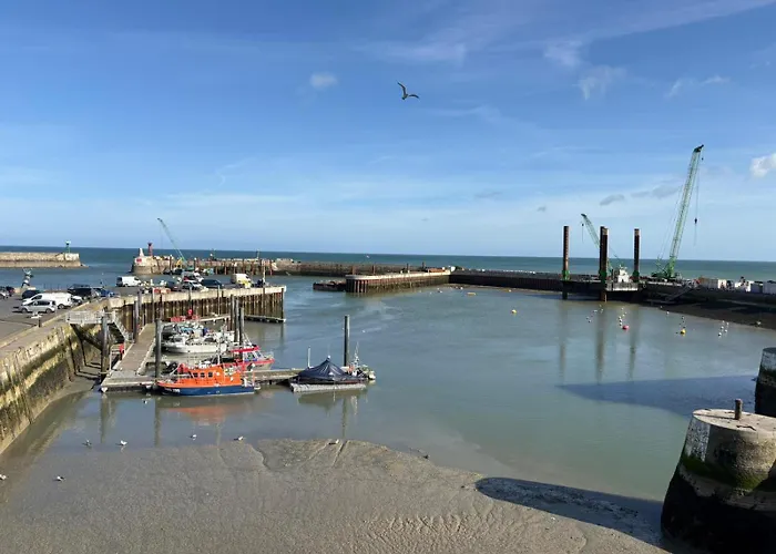 Chant Des Mouettes Maison Renovee Spacieuse Confort Grand Jardin Belle Terrasse Amenagee Parking 8 Personnes 4 Sdb 5 Wc A 10 Mn A Pied De La En Bessin Tous Commerces Restaurants Proche Omaha بيت للعطل *